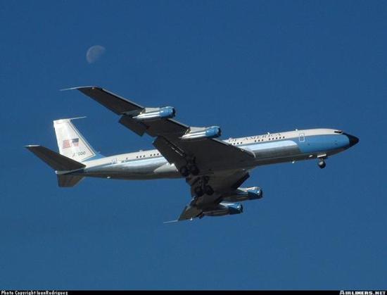 在波音747之前，美國總統(tǒng)專機是波音707，圖為里根的波音707-353B型“空軍一號”專機