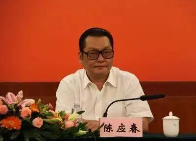 ｜點(diǎn)評(píng)｜ 有媒體梳理出，去年10月在家墜亡的國(guó)信證券原總裁陳鴻橋，其任職經(jīng)歷與陳應(yīng)春多有交集。2011年，因受賄罪獲刑7年的深圳市金融辦原主任李林，其任職期間的直接上司正是陳應(yīng)春。但目前并無消息顯示，這些事件存在直接關(guān)聯(lián)。